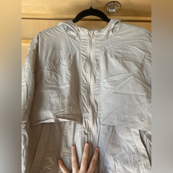 Lululemon Lightweight Hooded Packable Jacket Size Medium/ P2P 20 inches - Picture 5 of 13